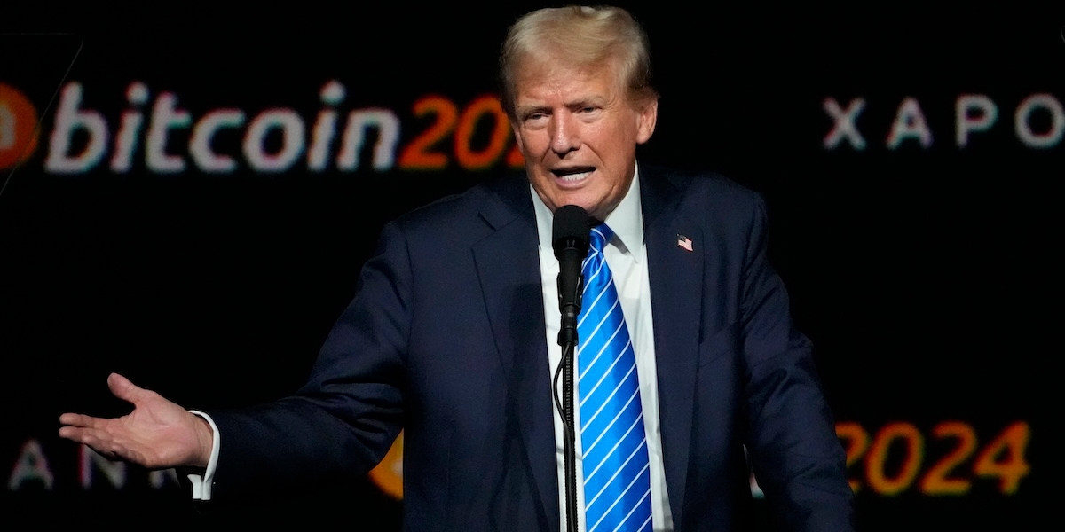 Donald Trump talar på en bitcoin-konferens i Nashville.