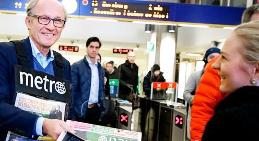 Mats Qviberg köper Metro. I morse delade han ut tidningar vid Östermalmstorgs T-bana.