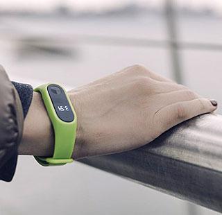 Fitbit tillverkar smarta fitness tracker-klockor som nu alltså även förses med en betalapp som kommer att vara tillgänglig i över tio länder. Foto: Pixabay