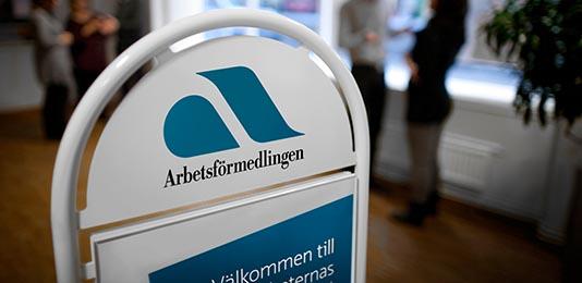 Kraftiga nedskärningar väntar på Arbetsförmedlingen på grund av den nya statsbudgeten.