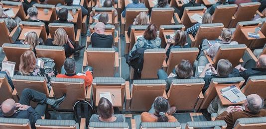 Affärsjuristbyråerna tappar allt mer i popularitet bland studenterna.