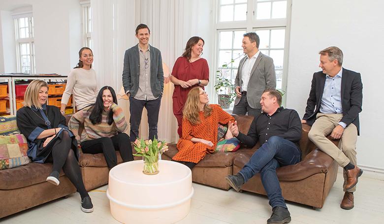 Personer i bilden från vänster: Jonna Kloow, Customer Consulting Competency Lead på EY, Tove Blomgren, Creative Director på Doberman. Bakom: Anna Svanberg, vd för EY i Sverige, Olof Ålenius, vice vd på Doberman, Lisa Lindström, CEO på Doberman.