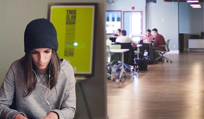 ”Kulturer som bygger på kollaborativa samarbeten kommer att få en ännu starkare roll i framtiden, så som coworking eller kontor inriktade för att underlätta möten”, anser dagens debattörer på Realtid. Foto: Tumisu/Pixabay.