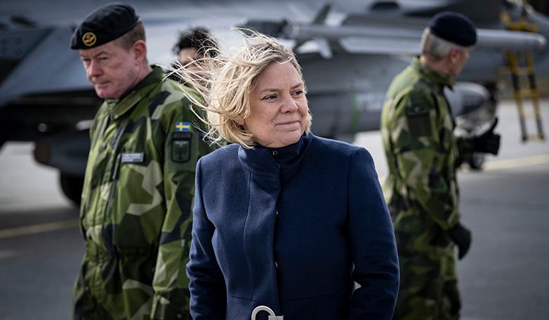 Magdalena Andersson (S) och flottiljchef F17 Tommy Petersson (t v) då värnpliktiga klargör ett JAS 39 C Gripen vid statsministerns besök på F17 i Kallinge i lördags. Foto: TT