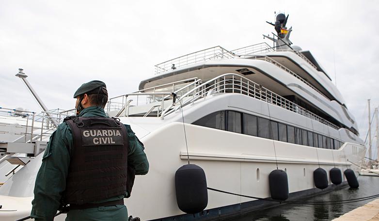 En civil vakt står vid yachten som heter Tango i Palma de Mallorca, Spanien,