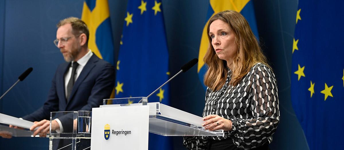 Socialminister Jakob Forssmed (KD) under dagens pressträff med anledning av smittspridningen av covid-19 i Kina. Medverkar gör också Sara Byfors som är avdelningschef på Folkhälsomyndigheten. Foto: Fredrik Sandberg/ TT