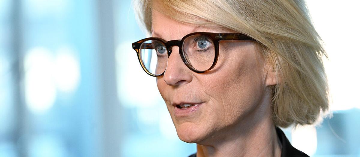 Utmaning för finansminister Elisabeth Svantesson. EU-kommissionen förväntar sig att den svenska ekonomin backar med 0,8 procent under 2023, som enda minusland i unionen.