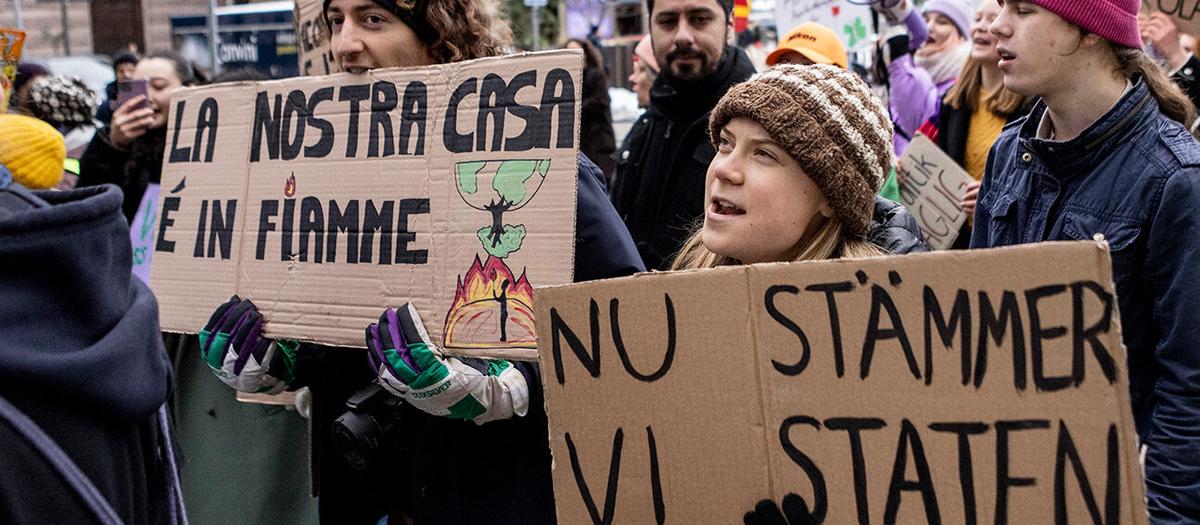 Greta Thunberg under den klimatdemonstration i Stockholm som den ungdomsledda organisationen Auroras gjorde inför inlämning av sin stämningsansökan i november 2022 mot staten för deras bristande klimatarbete. Foto: Christine Olsson / TT