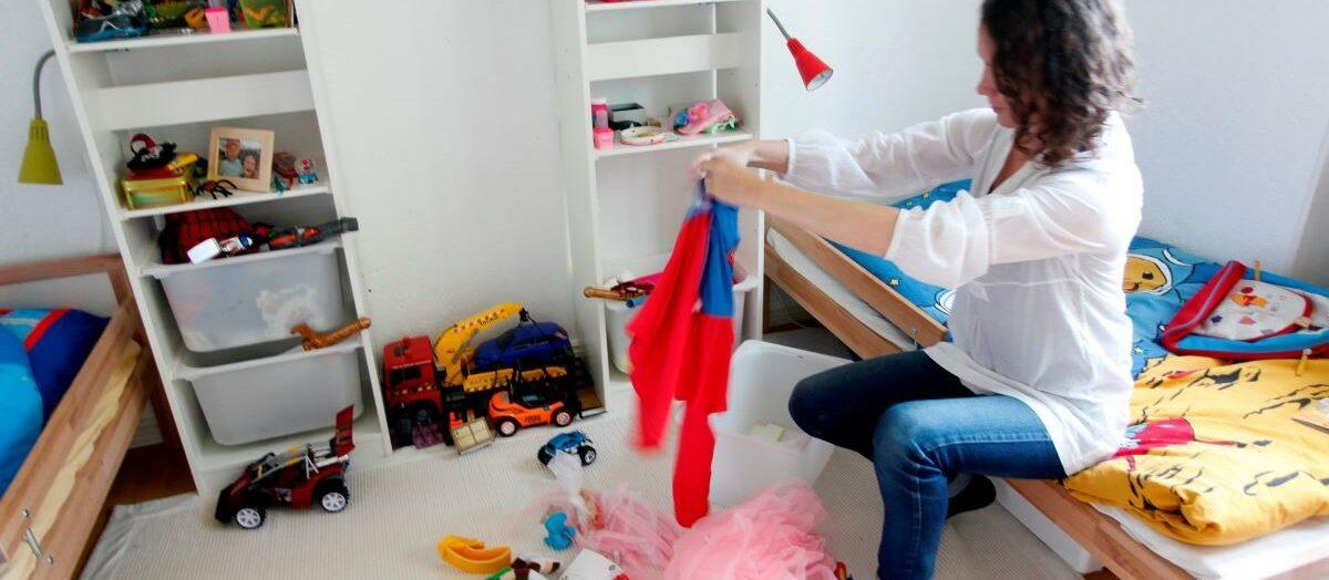 Kvinnor tar större ansvar i hemmet än män, vilket ger ett negativt avtryck i lönekuvertet.