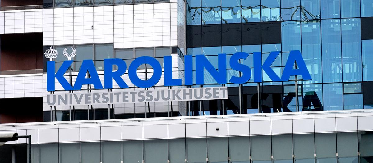 Karolinska sjukhuset med skylten ovanför huvudentrén.