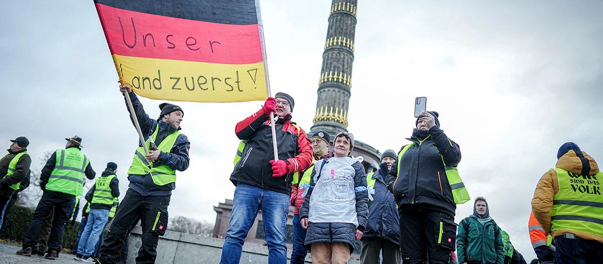 En bild på tyska bönder som protesterar i Berlin.