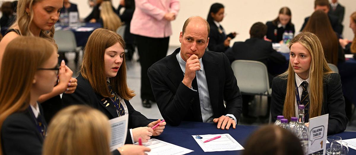 Storbritanniens Prince William med studenter under ett besök i St. Michael's Church of England.