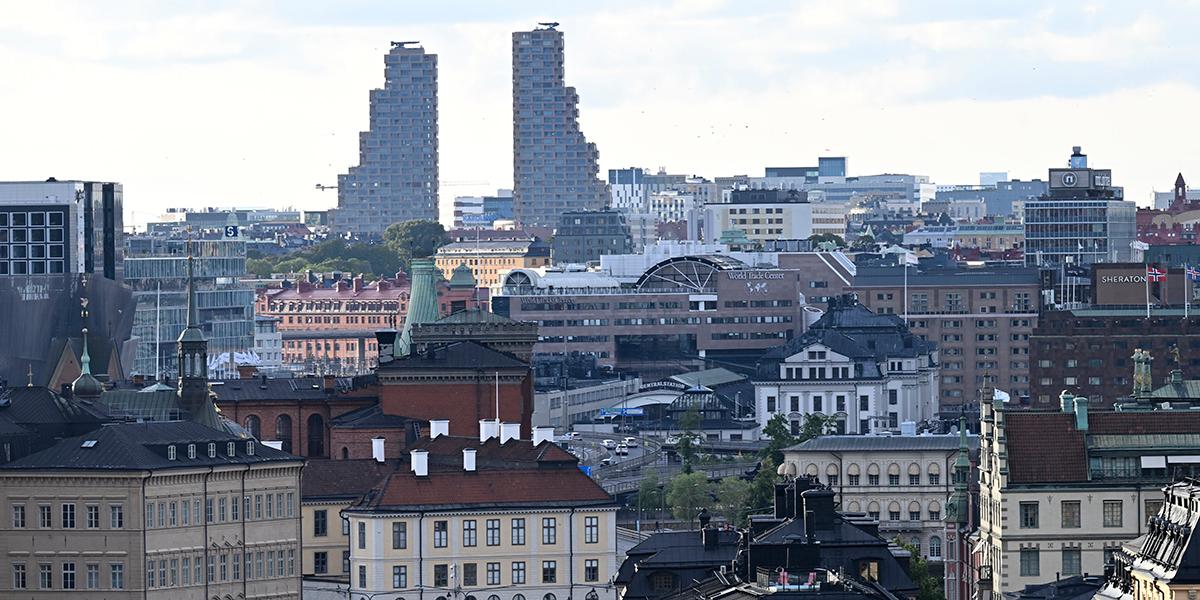 En bild tagen över centrala Stockholm med byggnader och hustak. Längst bort syns Norra tornen höja sig över all annan bebyggelse.