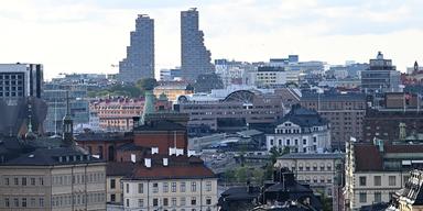 En bild tagen över centrala Stockholm med byggnader och hustak. Längst bort syns Norra tornen höja sig över all annan bebyggelse.