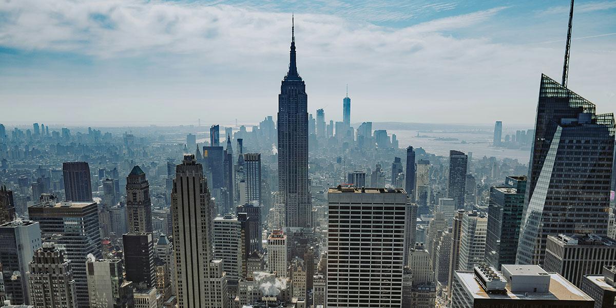 En bild över centrala New York med höga hus och skyskrapor.