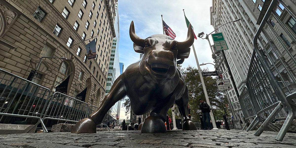 En bild på den berömda statyn av en tjur, The Charging Bull, utanför börshuset i New York.