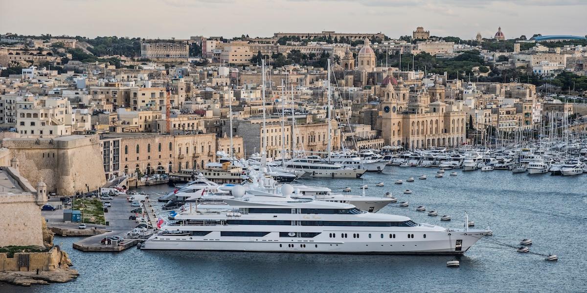 Lyxyachter på rad i Valetas stora hamn på Malta.