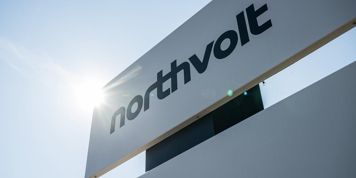 Skylt med Northvolts logotyp.