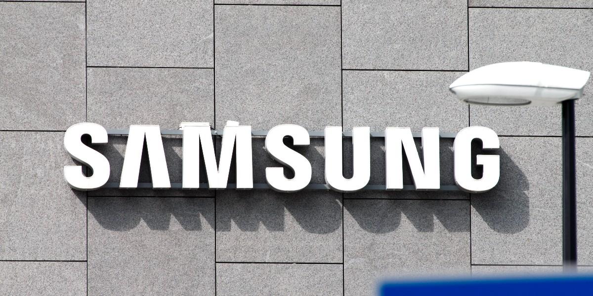 Bild på skylt som föreställer logotyp för Samsung