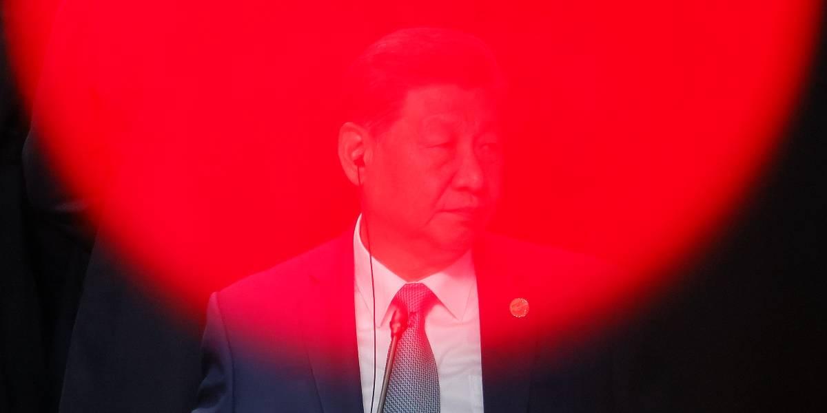 Kinas ledare Xi Jinping i rött motljus