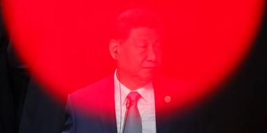 Kinas ledare Xi Jinping i rött motljus