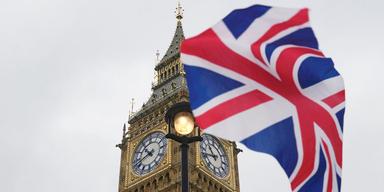 En bild på Storbritanniens flagga - Union Jack - som vajar framför Big Ben.