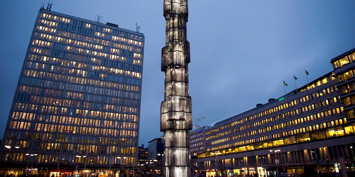 Bild på glasobelisken på Sergels torg och femte Hötorgsskrapan som förvärvas av Wallenstam.