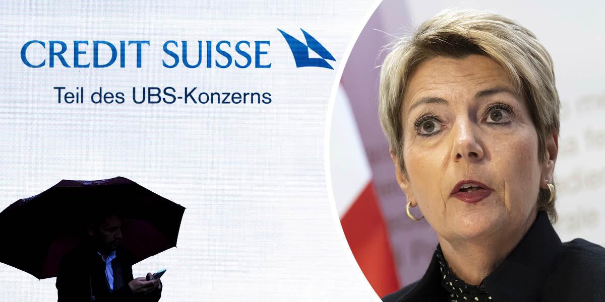 En bild på en person med paraply som syns som en siluett mot en stor ljus bildskärm med den Schweiziska banken Credit Suisses logotyp i blå text. Och en närbild på Schweiz finansminister Karin Keller-Sutter.