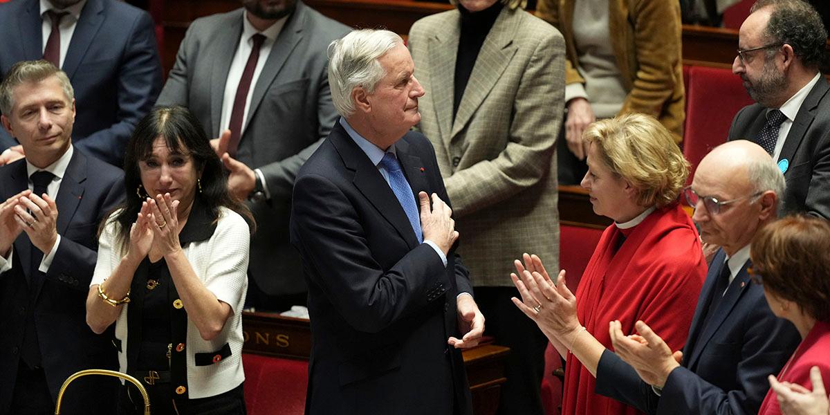 En bild på Frankrikes premiärminister Michel Barnier i parlamentet.