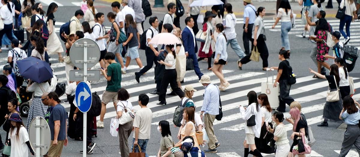 Människor som passerar övergångsställen i Tokyo, Japan.