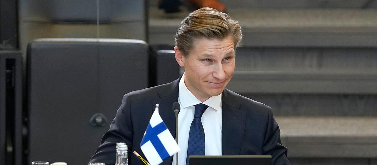 Finlands försvarsminister, Antti Hakkanen under ett möte med NATO.