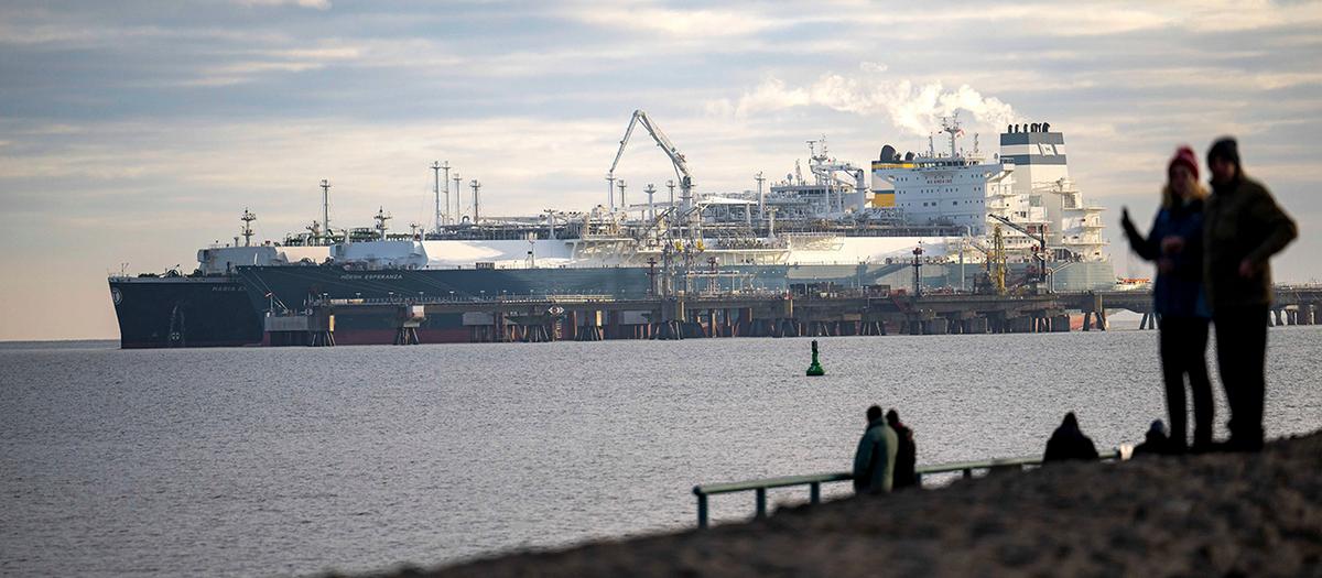 En bild på ett skepp lastat med naturgas i en hamn i Tyskland.