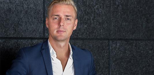 "Den största effekten när du halverar fondavgiften är på en aktiv fond, det är där vi gör störst skillnad", säger Daniel Aarenstrup, vd på Savr. Foto: Savr.