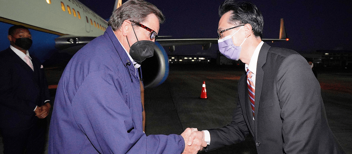 USA:s John Garamendi skakar hand med Donald Yu-Tien Hsu, från Taiwans utrikesministerium efter att ha anlänt med ett amerikanskt regeringsplan till Songshan flygplats i Taipei, Taiwan under söndagen. Delegationen av amerikanska lagstiftare besöker Taiwan bara tolv dagar efter Nancy Pelosis besök. Foto: TT