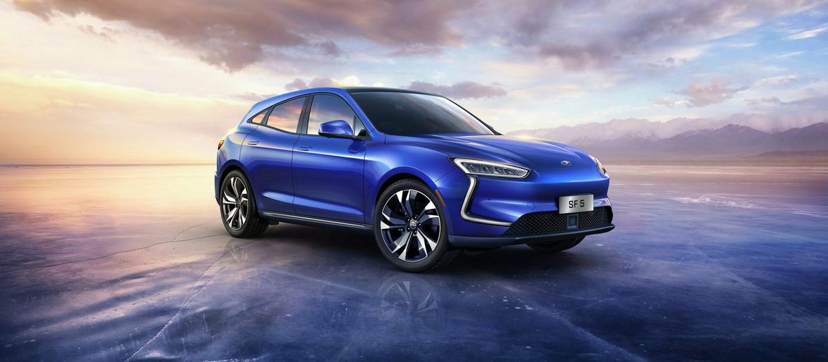 DFSK är namnet på bolaget som delvis ägs av Huawei och som i morgon börjar visa upp nya bilen Seres 5 på Brussels Motor Show i Belgien.