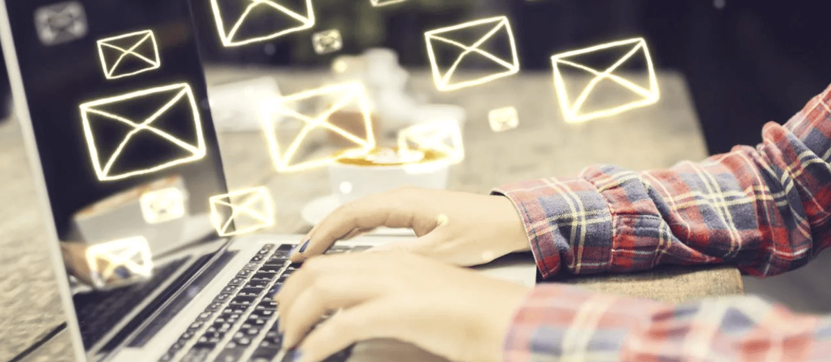 Internetexperten får mail med andras avtal och kvitton – i tusental