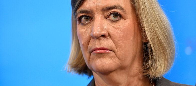 "Bristerna leder till effektivitetsproblem och beror bland annat på att regeringen och Migrationsverket inte har prioriterat detta tillräckligt. Det rimmar dåligt med myndighetens lagreglerade uppdrag", säger riksrevisor Helena Lindberg. Foto: TT