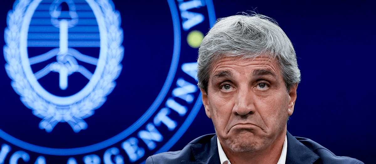 Argentinas finansminister Luis Caputo rynkar pannan under en presskonferens i Buenos Aires. Foto: TT