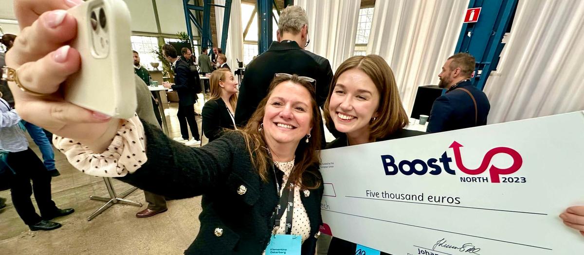 Klementina Österberg från GU Ventures och Synne Sauar från Li-Tech tar en selfie på GoWest 2024.