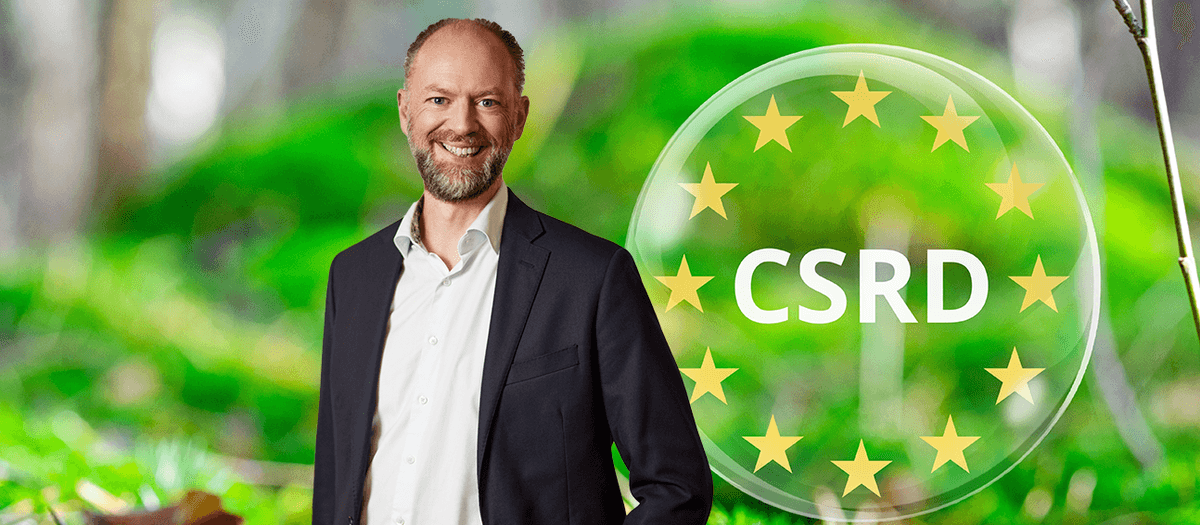 "Många företag kommer att vänta till 2025 men det finns också ett antal som kommer vilja rapportera en CSRD-rapport 2024, dels för att arbetet redan är långt gånget, dels för att bli jämförbara med andra stora noterade koncerner inom EU", säger Mikael Scheja, expert inom hållbarhetsrapportering och redovisning på PwC Sverige.