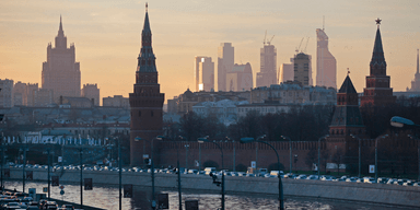 Direktiven från Kreml är solklara. Skattehöjningarna i Ryssland ska skyllas på väst och får absolut inte nämnas i samband med president Putin. (Foto: Mikhail Metzel / AP / TT)